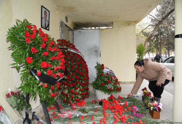 Azerbaijani people pay tribute to AZAL pilot killed in crash with flowers at his home (PHOTO)