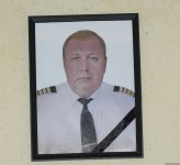 Azerbaijani people pay tribute to AZAL pilot killed in crash with flowers at his home (PHOTO)