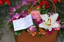 Azerbaijani people pay tribute to AZAL pilot killed in crash with flowers at his home (PHOTO)