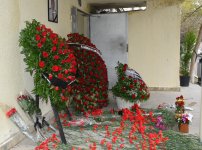 Azerbaijani people pay tribute to AZAL pilot killed in crash with flowers at his home (PHOTO)