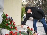 Azerbaijani people pay tribute to AZAL pilot killed in crash with flowers at his home (PHOTO)