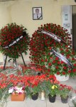 Azerbaijani people pay tribute to AZAL pilot killed in crash with flowers at his home (PHOTO)