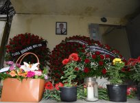 Azerbaijani people pay tribute to AZAL pilot killed in crash with flowers at his home (PHOTO)