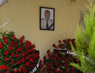 Azerbaijani people pay tribute to AZAL pilot killed in crash with flowers at his home (PHOTO)