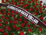 Azerbaijani people pay tribute to AZAL pilot killed in crash with flowers at his home (PHOTO)