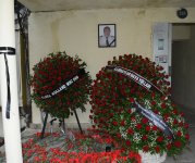 Azerbaijani people pay tribute to AZAL pilot killed in crash with flowers at his home (PHOTO)
