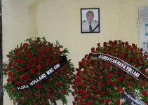 Azerbaijani people pay tribute to AZAL pilot killed in crash with flowers at his home (PHOTO)