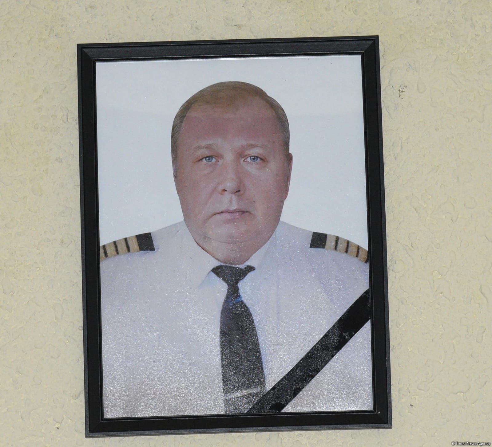 Azerbaijani people pay tribute to AZAL pilot killed in crash with flowers at his home (PHOTO)
