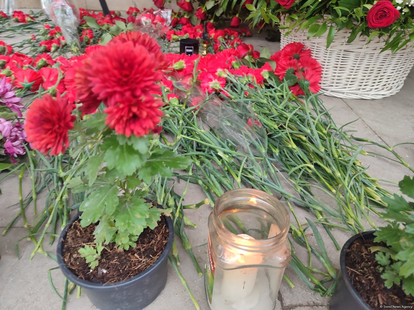 Azerbaijani people pay tribute to AZAL pilot killed in crash with flowers at his home (PHOTO)