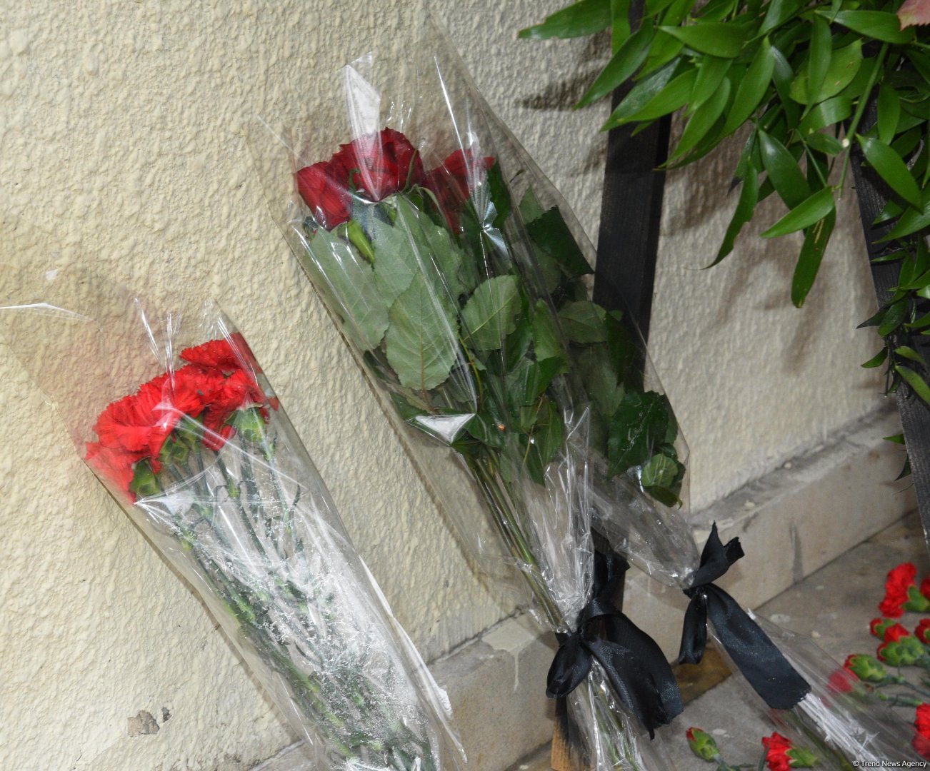 Azerbaijani people pay tribute to AZAL pilot killed in crash with flowers at his home (PHOTO)