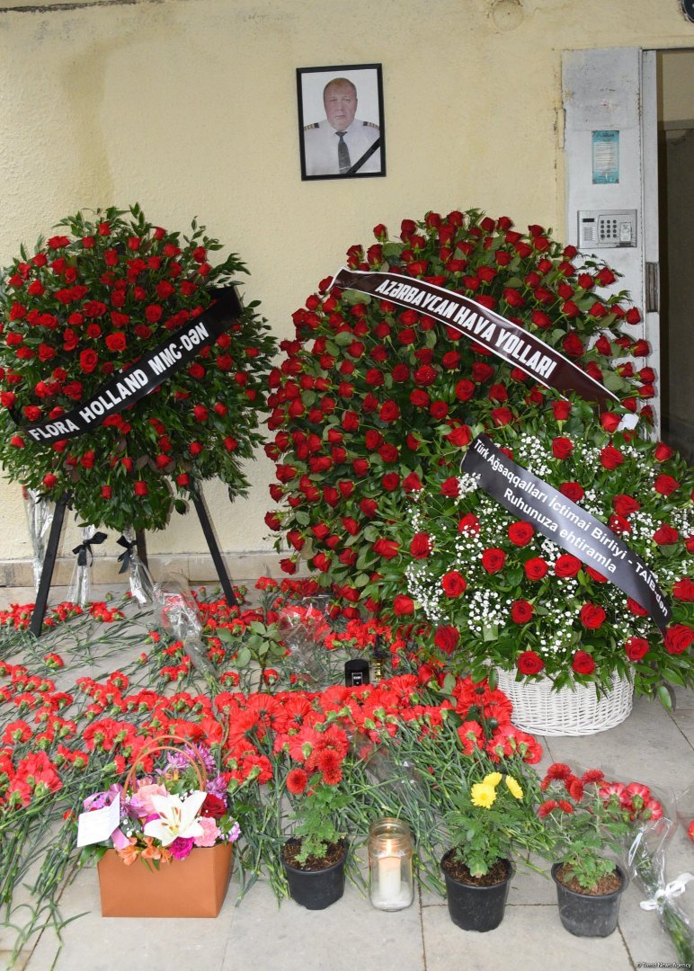 Azerbaijani people pay tribute to AZAL pilot killed in crash with flowers at his home (PHOTO)