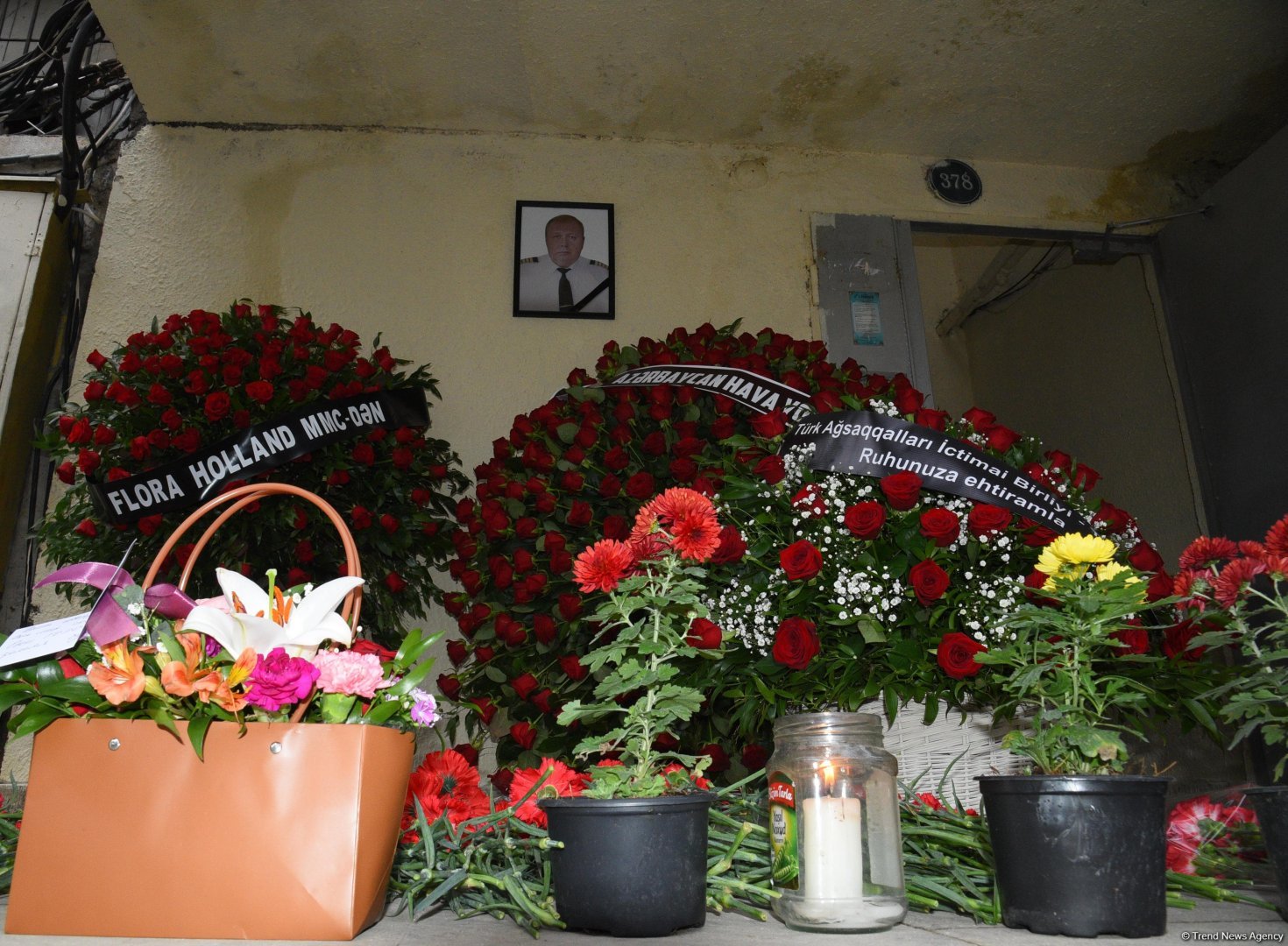 Azerbaijani people pay tribute to AZAL pilot killed in crash with flowers at his home (PHOTO)