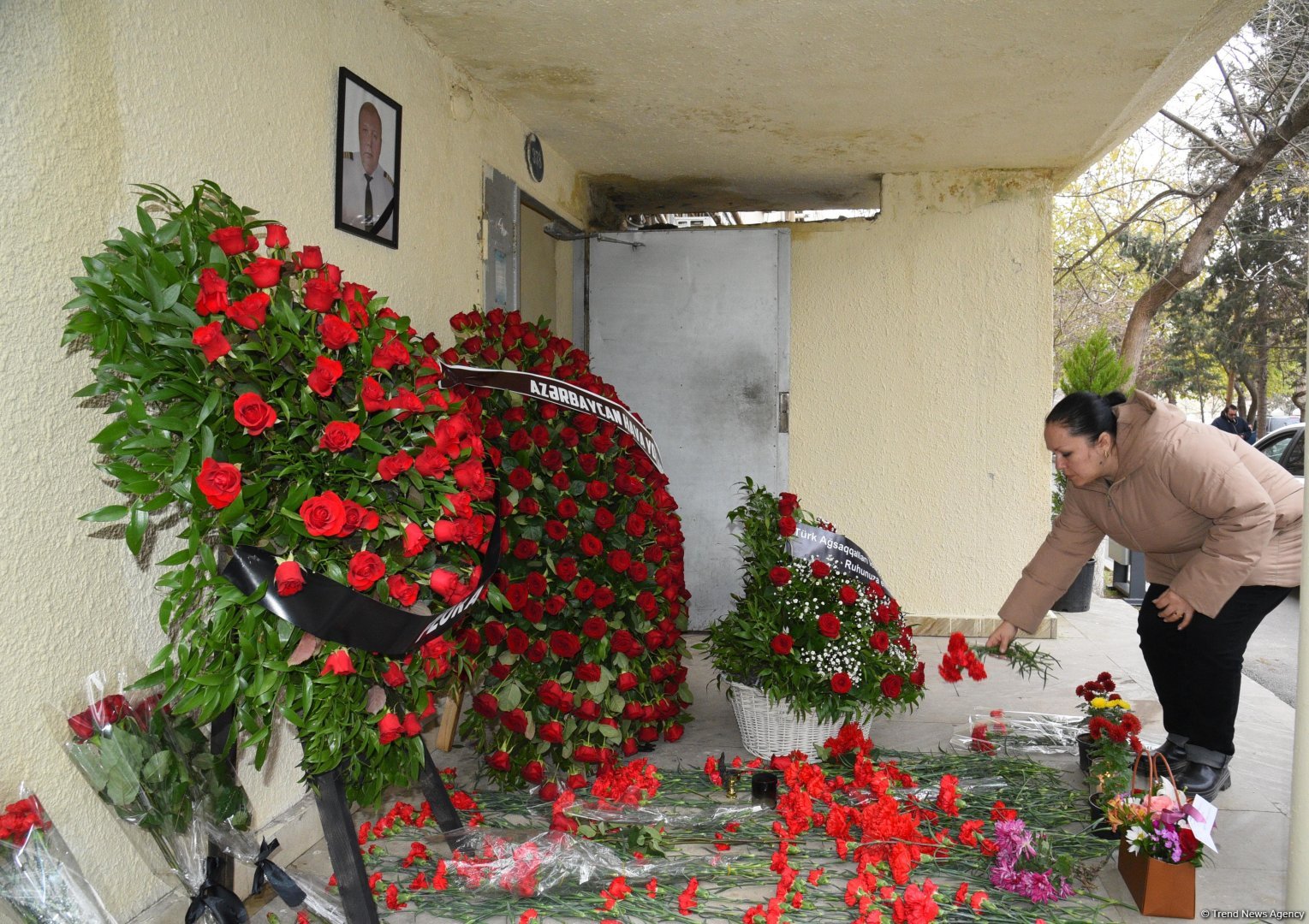 Azerbaijani people pay tribute to AZAL pilot killed in crash with flowers at his home (PHOTO)