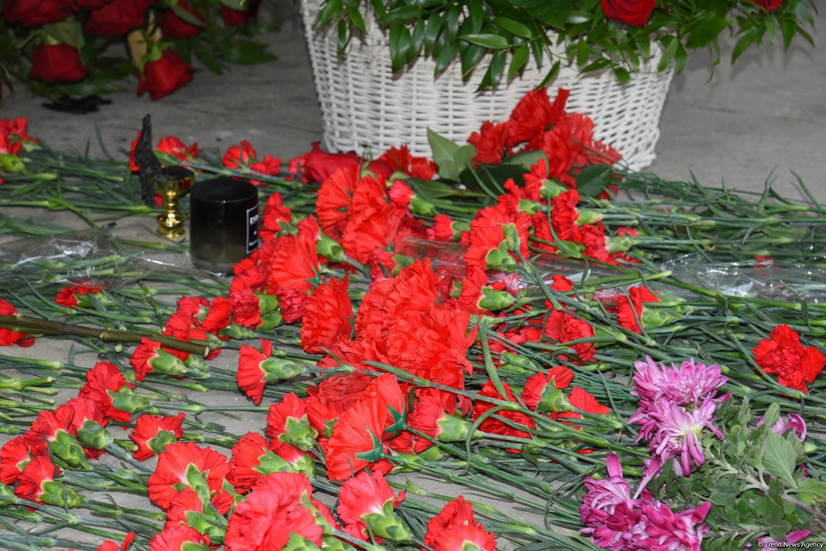 Azerbaijani people pay tribute to AZAL pilot killed in crash with flowers at his home (PHOTO)