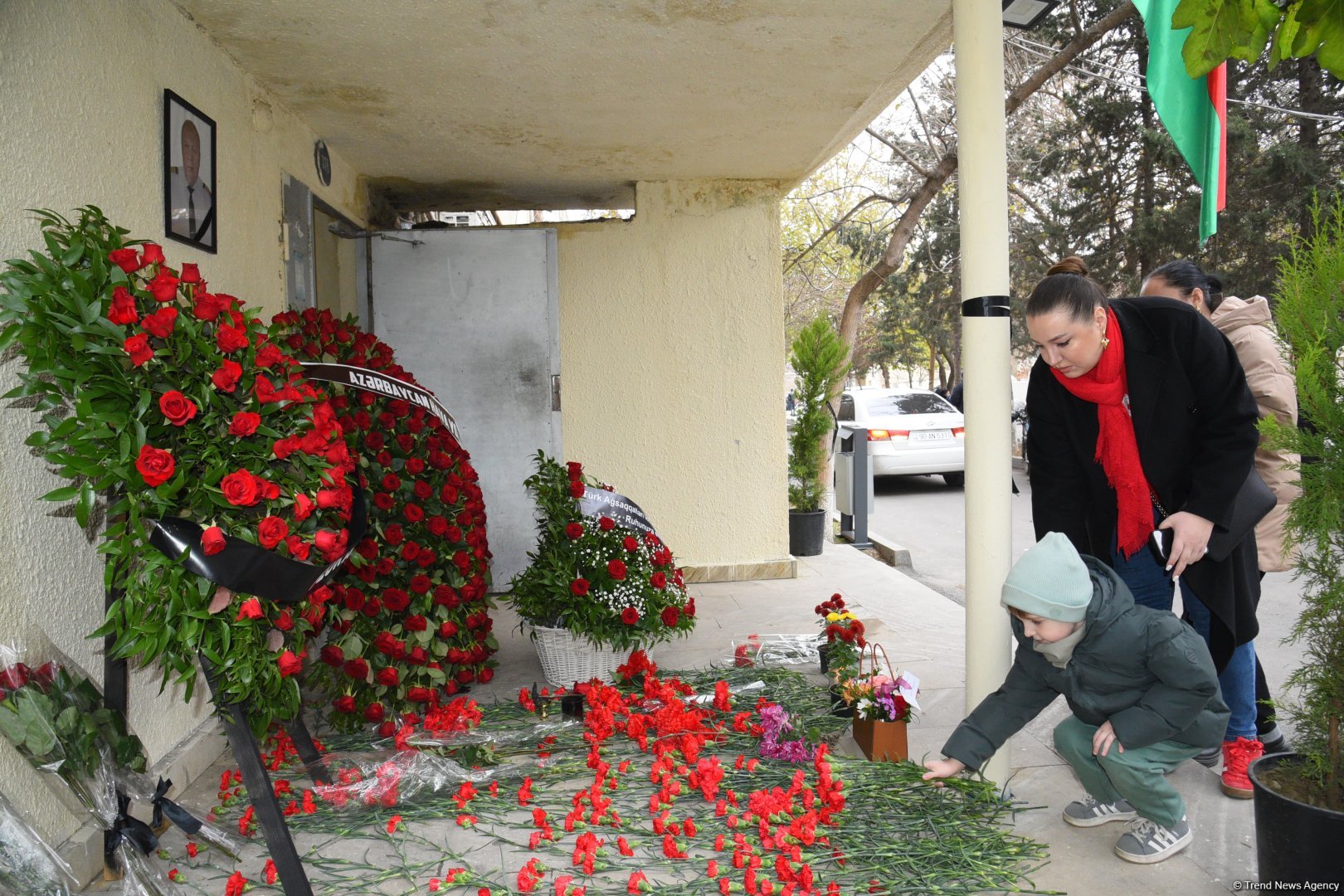 Azerbaijani people pay tribute to AZAL pilot killed in crash with flowers at his home (PHOTO)