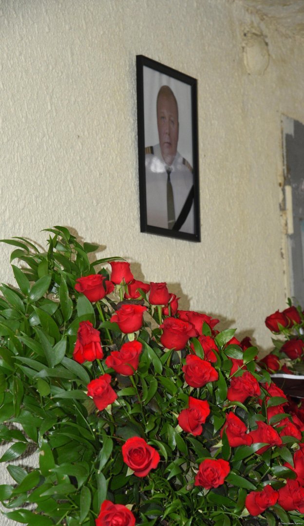 Azerbaijani people pay tribute to AZAL pilot killed in crash with flowers at his home (PHOTO)