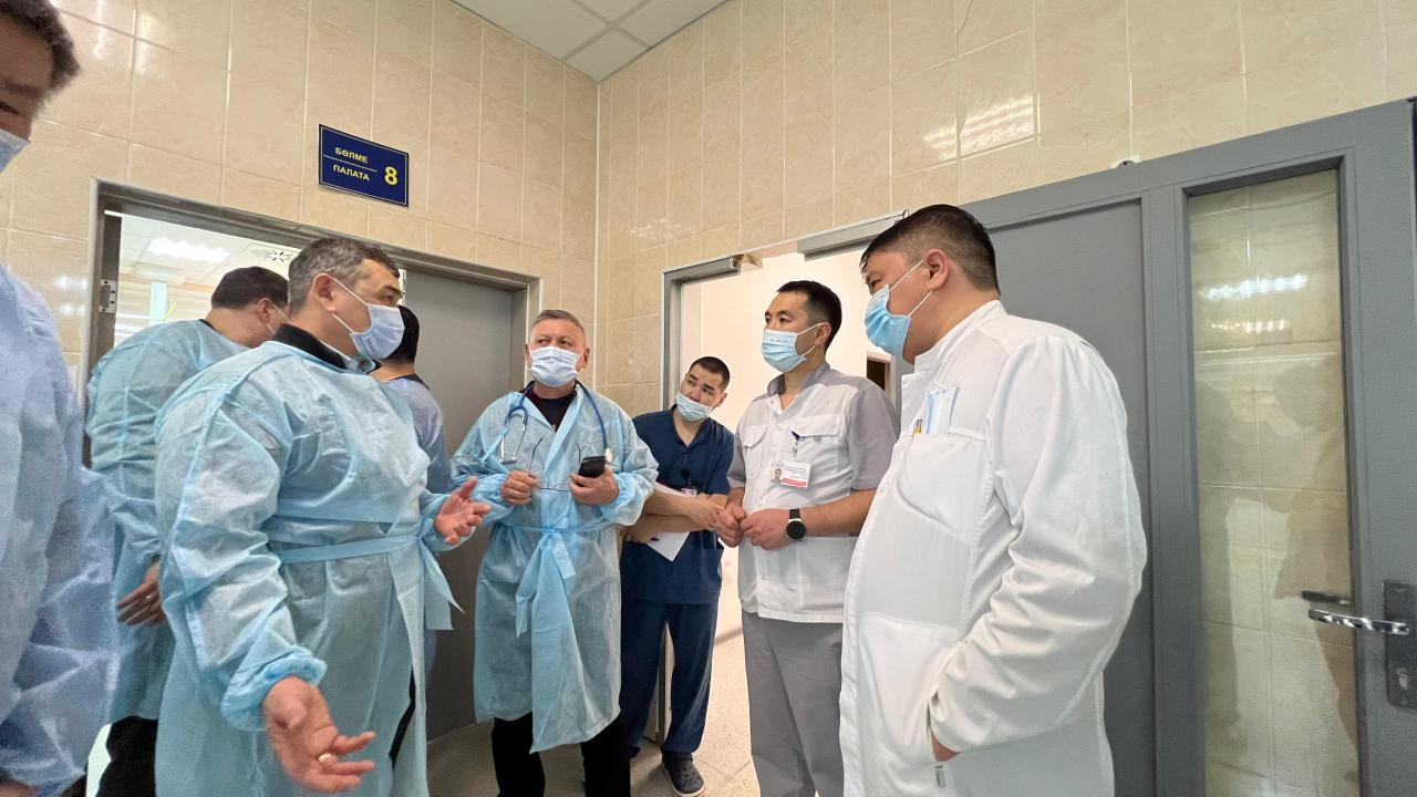 Kazakh, Azerbaijani medical staff coordinate Aktau jet crash victims' evacuation