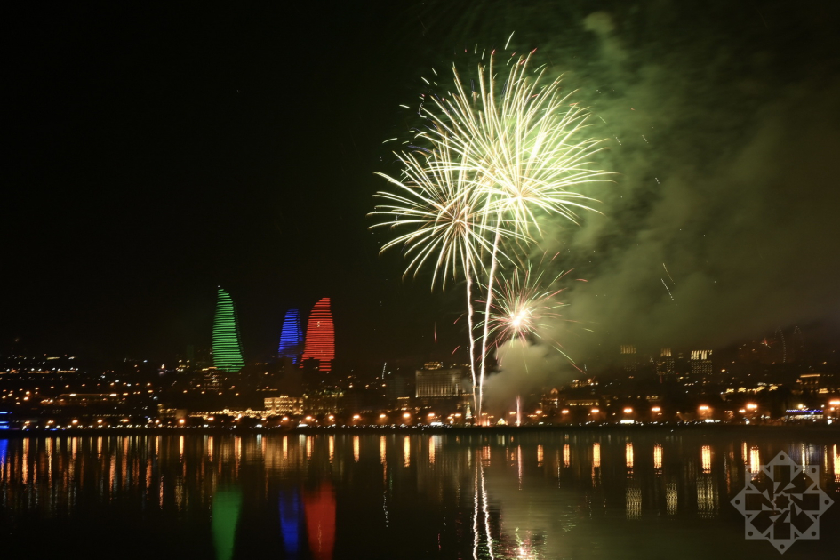 Azerbaijan welcomes New Year with spectacular Victory fireworks display (PHOTO/VIDEO)