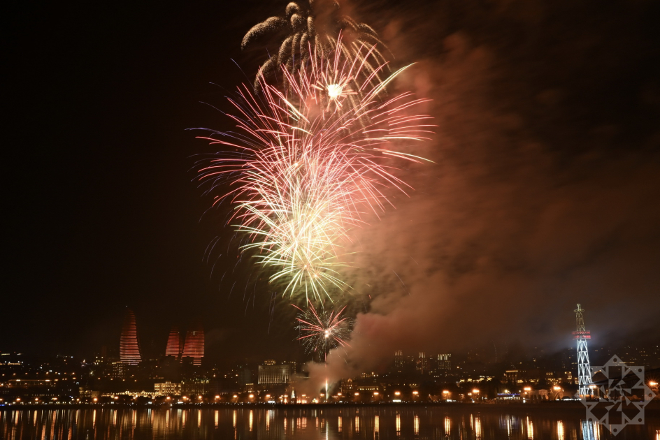 Azerbaijan welcomes New Year with spectacular Victory fireworks display (PHOTO/VIDEO)