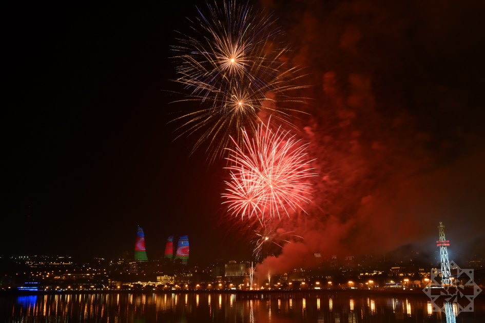 Azerbaijan welcomes New Year with spectacular Victory fireworks display (PHOTO/VIDEO)