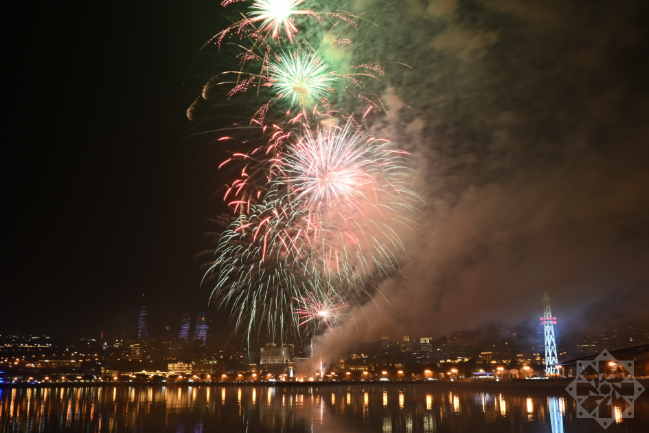 Azerbaijan welcomes New Year with spectacular Victory fireworks display (PHOTO/VIDEO)