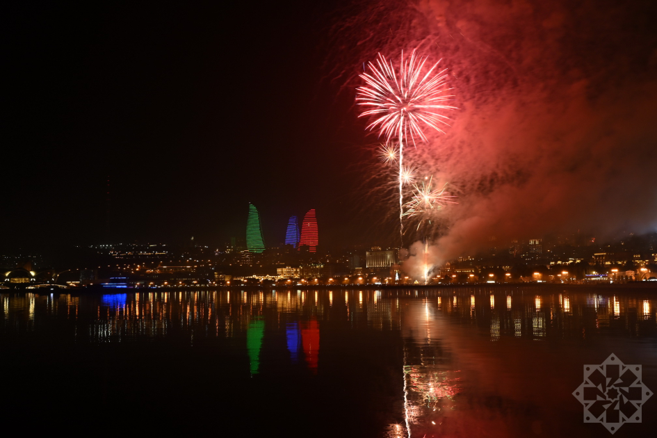 Azerbaijan welcomes New Year with spectacular Victory fireworks display (PHOTO/VIDEO)