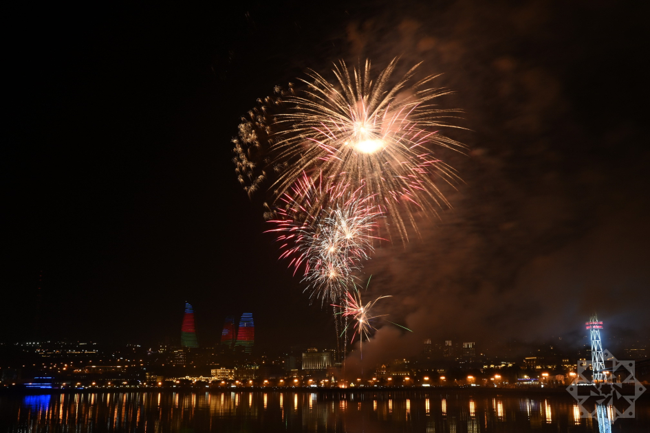 Azerbaijan welcomes New Year with spectacular Victory fireworks display (PHOTO/VIDEO)
