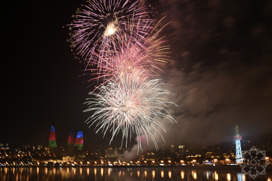 Azerbaijan welcomes New Year with spectacular Victory fireworks display (PHOTO/VIDEO)