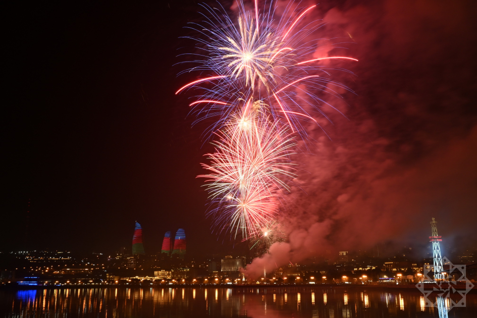 Azerbaijan welcomes New Year with spectacular Victory fireworks display (PHOTO/VIDEO)