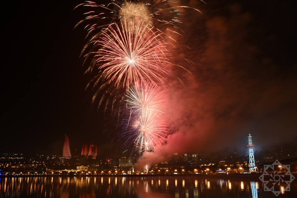 Azerbaijan welcomes New Year with spectacular Victory fireworks display (PHOTO/VIDEO)