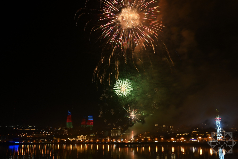 Azerbaijan welcomes New Year with spectacular Victory fireworks display (PHOTO/VIDEO)