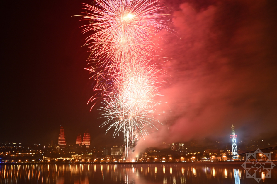 Azerbaijan welcomes New Year with spectacular Victory fireworks display (PHOTO/VIDEO)