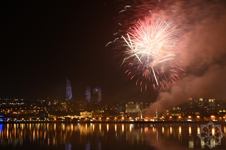 Azerbaijan welcomes New Year with spectacular Victory fireworks display (PHOTO/VIDEO)
