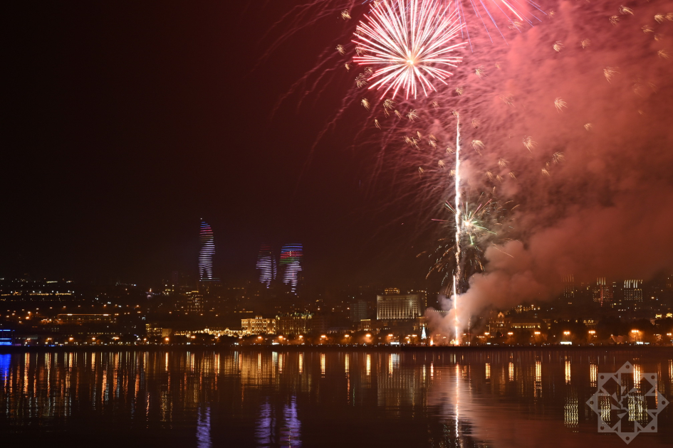 Azerbaijan welcomes New Year with spectacular Victory fireworks display (PHOTO/VIDEO)