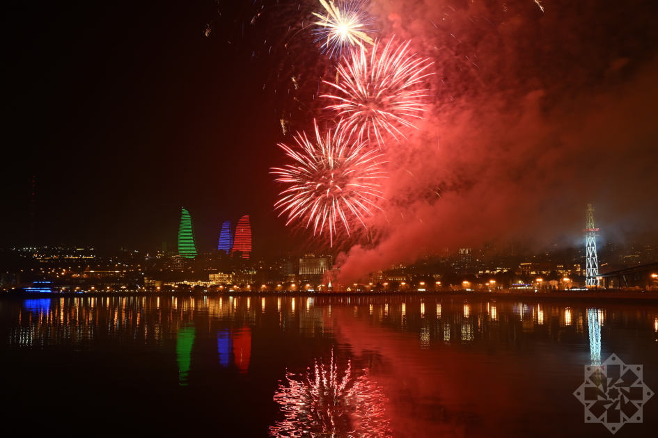 Azerbaijan welcomes New Year with spectacular Victory fireworks display (PHOTO/VIDEO)