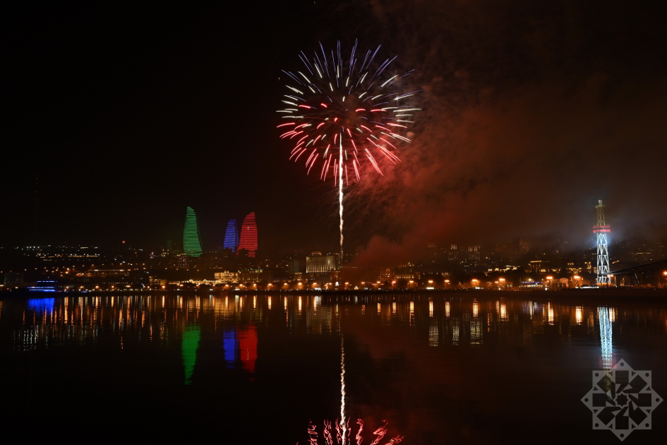 Azerbaijan welcomes New Year with spectacular Victory fireworks display (PHOTO/VIDEO)