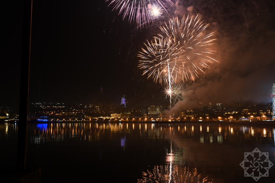 Azerbaijan welcomes New Year with spectacular Victory fireworks display (PHOTO/VIDEO)