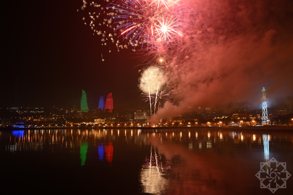 Azerbaijan welcomes New Year with spectacular Victory fireworks display (PHOTO/VIDEO)