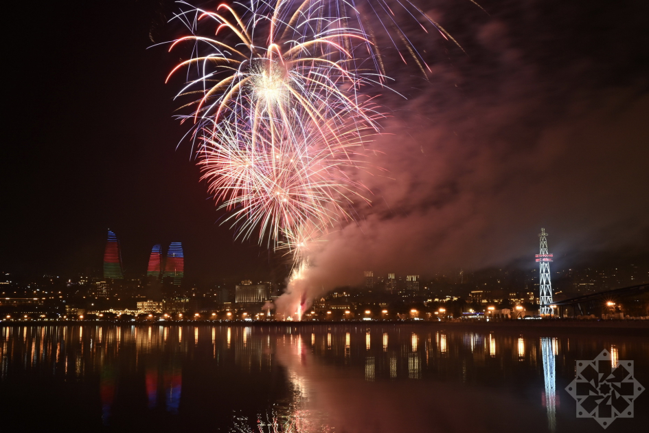 Azerbaijan welcomes New Year with spectacular Victory fireworks display (PHOTO/VIDEO)