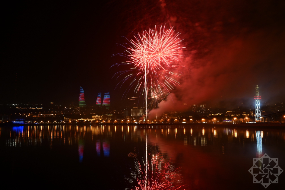 Azerbaijan welcomes New Year with spectacular Victory fireworks display (PHOTO/VIDEO)