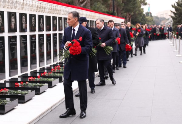 Staff of Azerbaijan's ministry of digital development and transportation visit Alley of Martyrs (PHOTO)