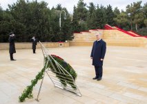 Azerbaijani State Security Service employees visit Alley of Martyrs in Baku (PHOTO)