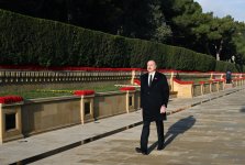 President Ilham Aliyev pays tribute to 20 January martyrs (PHOTO/VIDEO)