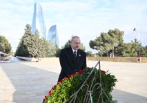 President Ilham Aliyev pays tribute to 20 January martyrs (PHOTO/VIDEO)