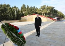 President Ilham Aliyev pays tribute to 20 January martyrs (PHOTO/VIDEO)