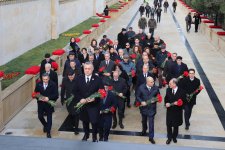 Azerbaijan's Health Ministry delegation honors martyrs of January 20 tragedy (PHOTO)