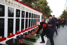 Azerbaijan's Health Ministry delegation honors martyrs of January 20 tragedy (PHOTO)