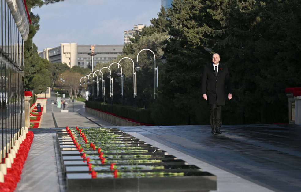 President Ilham Aliyev pays tribute to 20 January martyrs (PHOTO/VIDEO)