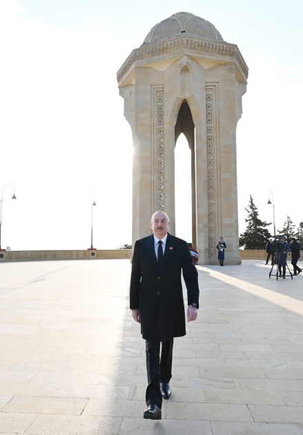 President Ilham Aliyev pays tribute to 20 January martyrs (PHOTO/VIDEO)