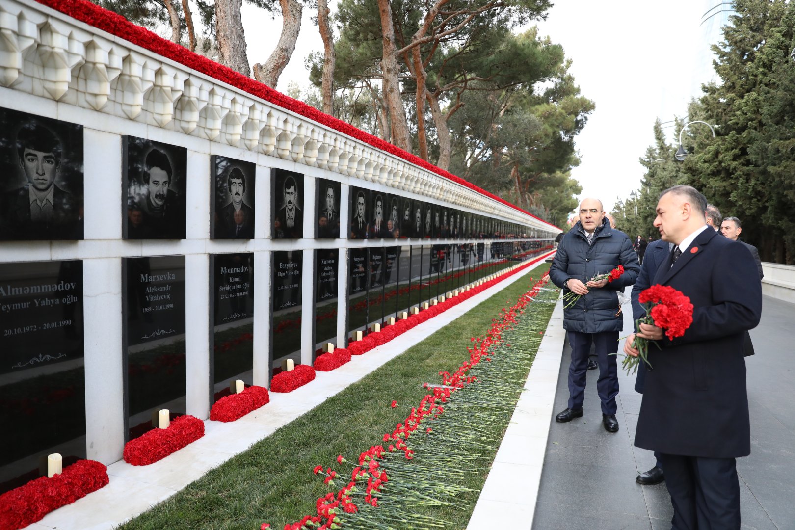 Azerbaijan's Health Ministry delegation honors martyrs of January 20 tragedy (PHOTO)